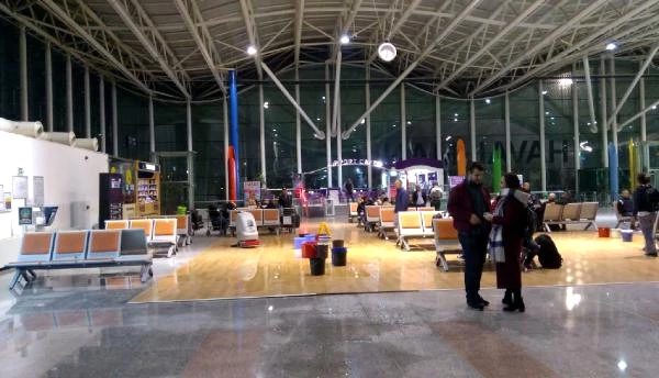 Hatay Havalimanının Çatısı Şiddetli Yağmura Dayanamayınca Kovalı Önlem Alındı