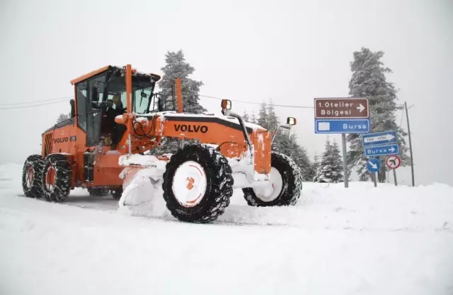 Uludağ'da Kar Kalınlığı 1 Metreye Ulaştı, Araçlar Yolda Kaldı