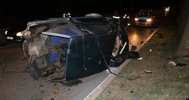 Adana'da Ağaçlara Çarpan Otomobil İkiye Ayrıldı: 5 Yaralı
