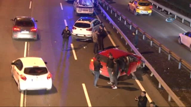 Mecidiyeköy Metrobüs Durağı Yakınında Zincirleme Kaza! Trafik Durma Noktasına Geldi