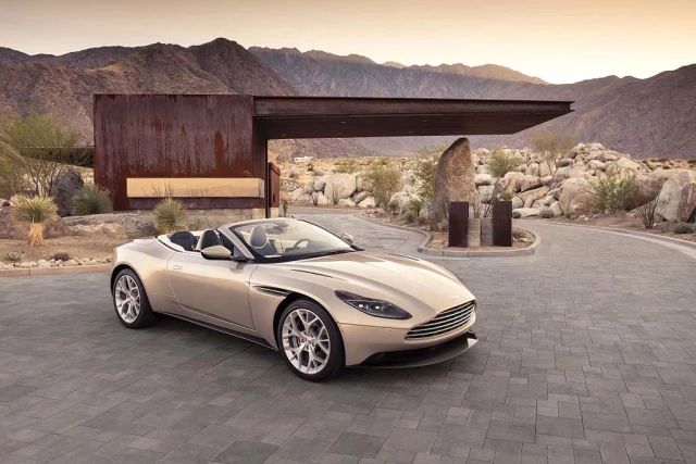 Aston Martin Db11 Volante Üstünü Açtı