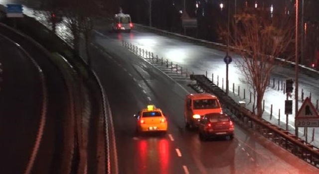 İstanbul'da Minibüsüne Bağladığı Otomobille Geri Geri Giden Sürücü Kamerada