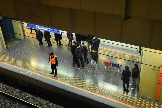 İzmir'de Trenin Önüne Atlayan Üniversiteli Genç, Hayatını Kaybetti