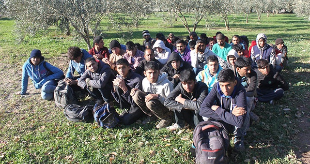 Kaçaklar Taktik Değiştirdi! Taksi ile Kaçmaya Hazırlanan 46 Göçmen Yakalandı