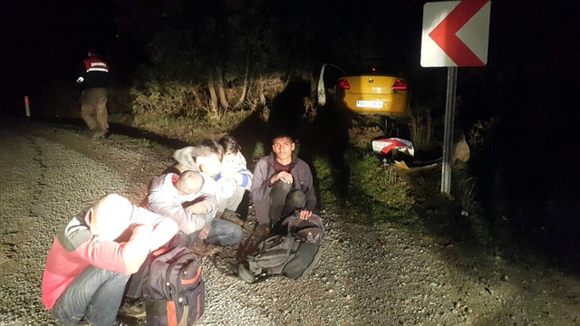 Kaçaklar Taktik Değiştirdi! Taksi ile Kaçmaya Hazırlanan 46 Göçmen Yakalandı