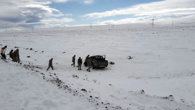 Kars'ta Kaza Yaptığı Araçtan Yaralı Çıkan Sürücü, Donarak Hayatını Kaybetti