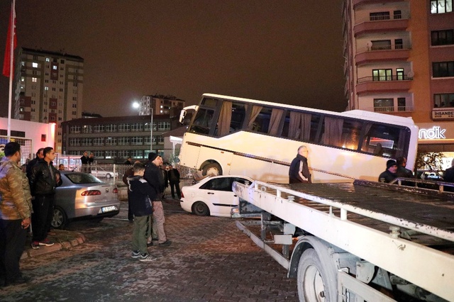 Kayseri'de 2 Otomobili Ezen Minibüs Şaha Kalktı!