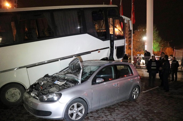 Kayseri'de 2 Otomobili Ezen Minibüs Şaha Kalktı!