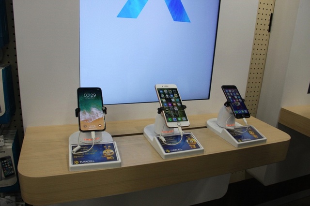 7 Bin Liralık İphone X İçin Gece Yarısı Kuyruk Oluştu