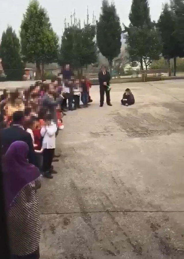 Öğretmenler Günü'nde Skandal! Okul Müdürü, Cezalandırdığı Öğrencisini Yere Oturttu