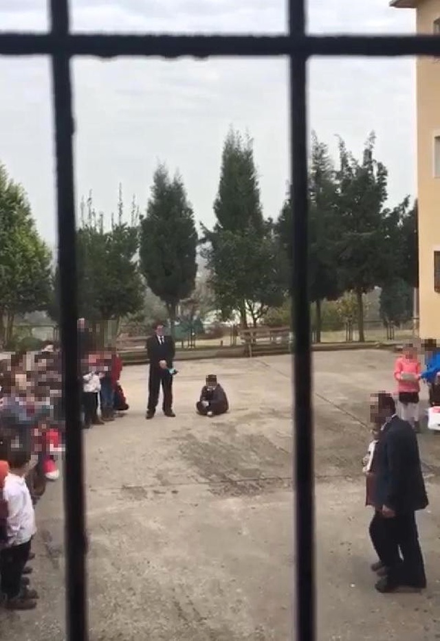 Öğretmenler Günü'nde Skandal! Okul Müdürü, Cezalandırdığı Öğrencisini Yere Oturttu