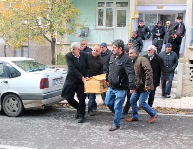 Emekli Öğretmen, Öğretmenler Günü'nde Oğlunu Öldürdü