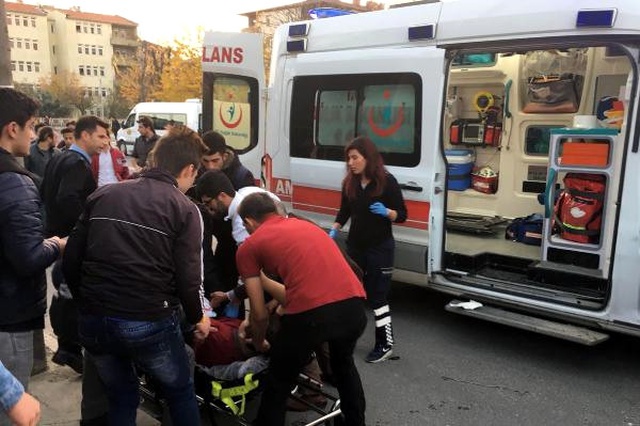 Tekirdağ'da Bıçaklı Saldırgan Lise Önünde İki Kız Öğrenciyi Bacaklarından Yaraladı