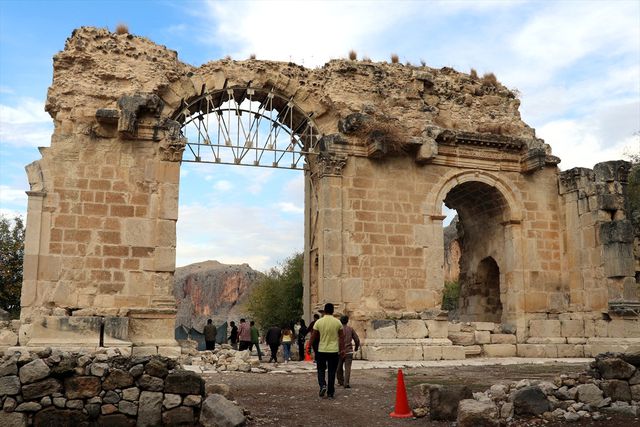 Anavarza Antik Kenti'nde Aşk Tanrısı Eros Heykeli Bulundu