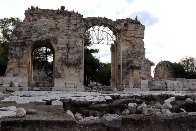 Anavarza Antik Kenti'nde Aşk Tanrısı Eros Heykeli Bulundu