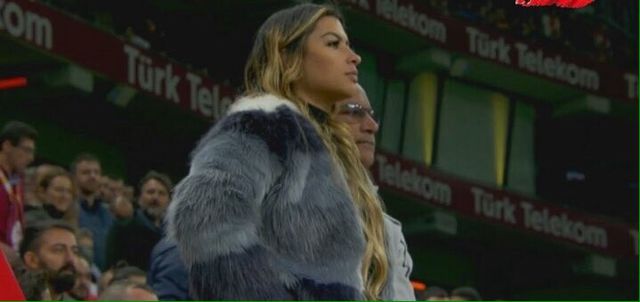 Galatasaraylı Maicon'un Eşi Ursula'dan Kafa Kesme Hareketi