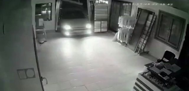 Kadın Sürücüler Kavşakta Çarpıştı! Kontrolden Çıkan Otomobil, İş Yerine Daldı