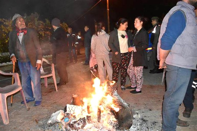 Muğla'da 5,1 Büyüklüğünde Deprem! Hasarlı Evlerde Oturanlar, Geceyi Sokaklarda Geçirdi