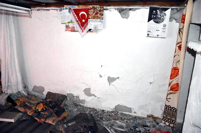 Muğla'da 5,1 Büyüklüğünde Deprem! Hasarlı Evlerde Oturanlar, Geceyi Sokaklarda Geçirdi