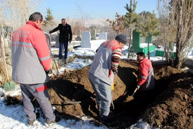 Dondurucu Soğukların Etkili Olduğu Erzurum'da 600 Mezar Kazıldı