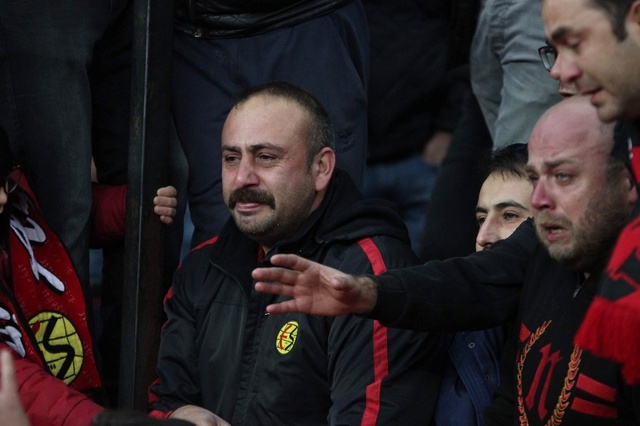 Eskişehirsporlu Taraftarlar, Kulübün Zor Durumu Nedeniyle Tribünde Ağladı