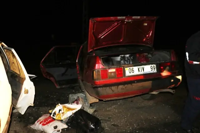 Diyarbakır'da İki Otomobil Kafa Kafaya Çarpıştı: 2 Ölü, 9 Yaralı