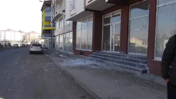 Kars'ta Okula Giderken Kafasına Buz Kütlesi Düşen Liseli Yaralandı!