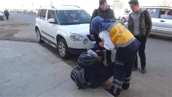 Kars'ta Okula Giderken Kafasına Buz Kütlesi Düşen Liseli Yaralandı!