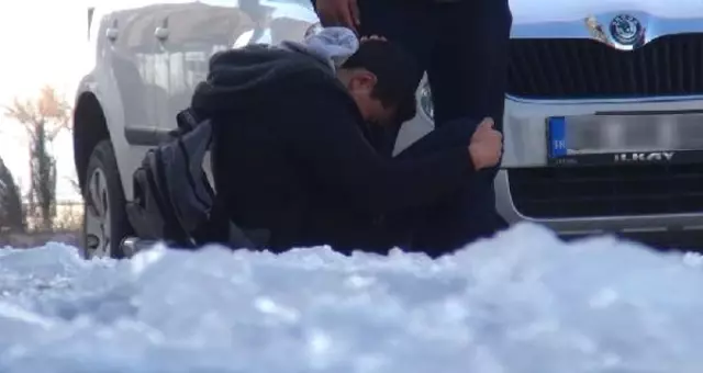 Kars'ta Okula Giderken Kafasına Buz Kütlesi Düşen Liseli Yaralandı!