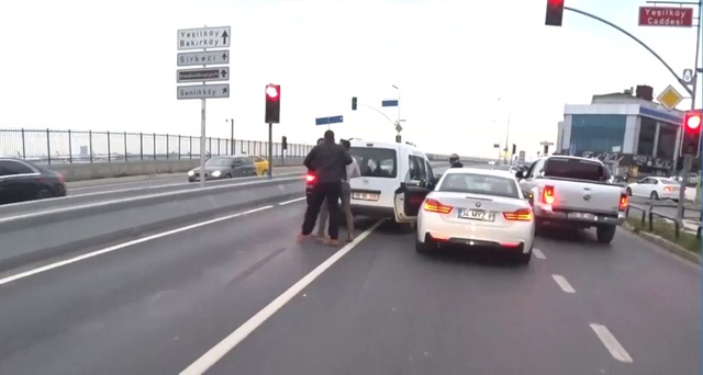 İstanbul'da Dehşet Anları! Makas Atan Sürücüye Bıçak Çekti, Yumruk ve Tekmeler Havada Uçuştu