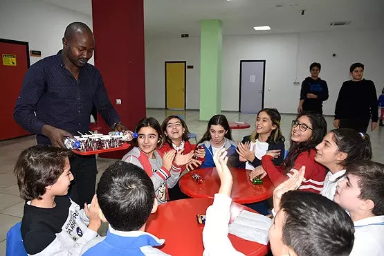 Türkiye'ye Aşık Olan Ugandalı Genç, Diyarbakır'a Yerleşip Öğretmenlik Yapmaya Başladı