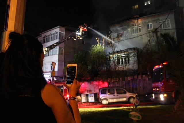 Gecekondu Alevlere Teslim Oldu! Yangını Gören Kadın, Sosyal Medyada Canlı Yayın Yaptı