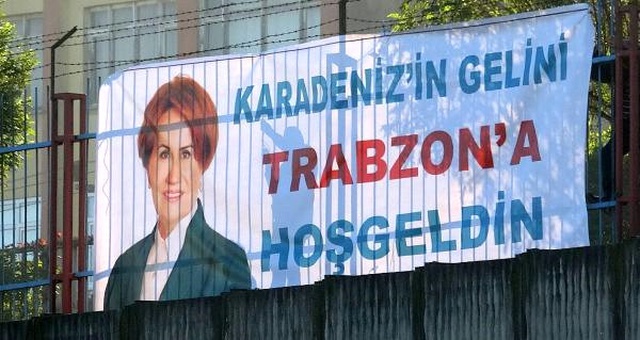 İyi Parti Genel Başkanı Akşener, Trabzon'da Meşalelerle Karşılandı