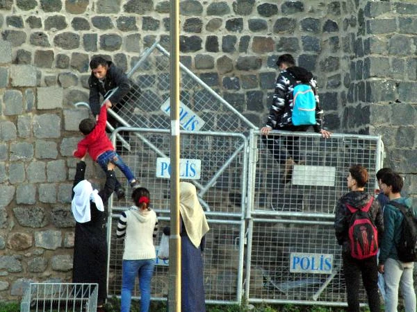 Kapatılan Diyarbakır Surlarında Selfie Çekmek İsteyenler, Barikatları Tehlikeli Şekilde Aşıyor