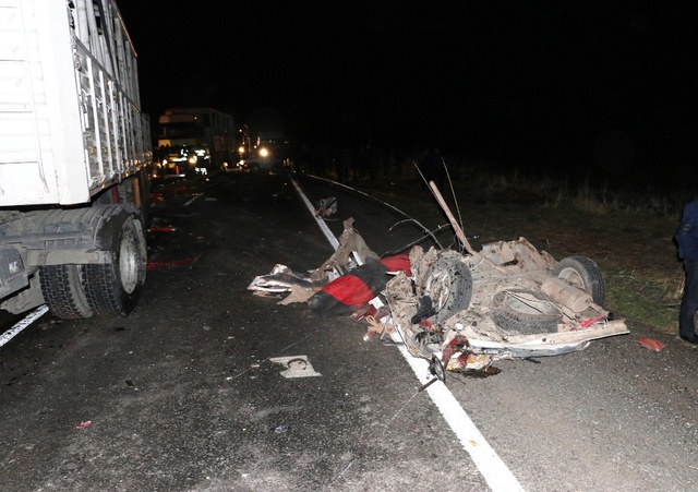 Kamyonun Çarptığı Otomobil İkiye Bölündü: 2 Ölü, 2 Yaralı