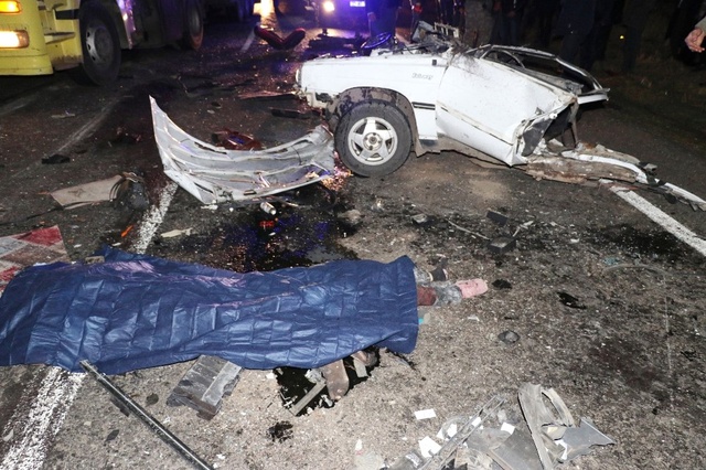 Kamyonun Çarptığı Otomobil İkiye Bölündü: 2 Ölü, 2 Yaralı