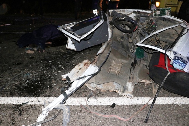 Kamyonun Çarptığı Otomobil İkiye Bölündü: 2 Ölü, 2 Yaralı
