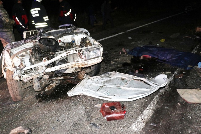 Kamyonun Çarptığı Otomobil İkiye Bölündü: 2 Ölü, 2 Yaralı