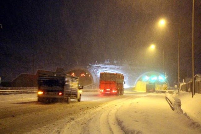Bolu'da Kar Kalınlığı 50 Santimetreyi Buldu! İlk Kar Tatili Düzce'den Geldi