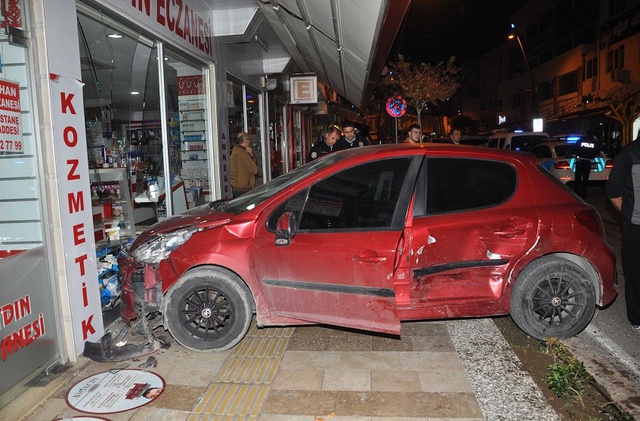 Eczane Vitrinine Tam 1 Sene Arayla İkinci Kez Otomobil Daldı