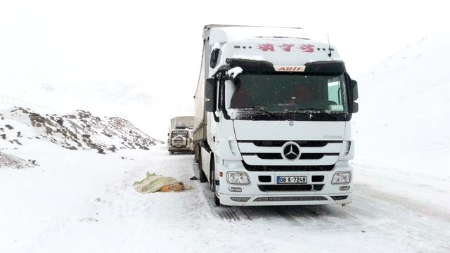 Kar ve Tipi Dolayısıyla Kapanan Yolda Sürücü <a class='keyword-sd' href='/kalp-krizi-2/' title='Kalp Krizi'>Kalp Krizi</a> Geçirerek Öldü