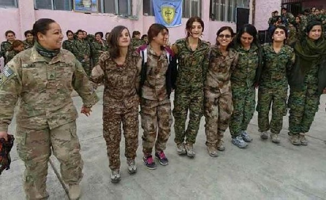 Menbiç'te Skandal Görüntü! ABD'li Kadın Asker, Teröristlere Halay Başı Oldu