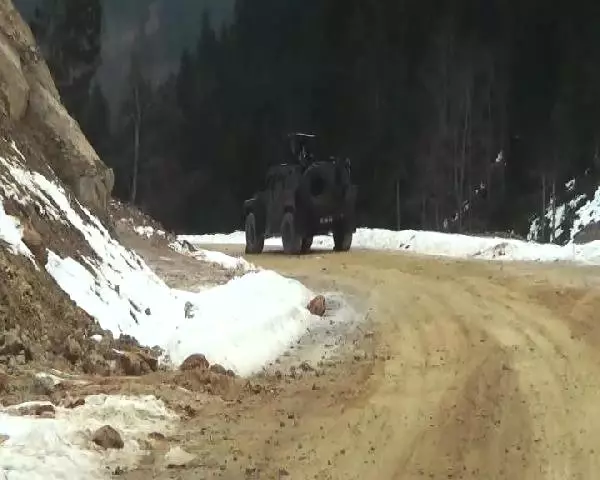 Trabzon'da Ayının Eşelediği PKK Sığınağından Çıkan Mühimmatı Özel Ekip İnceliyor