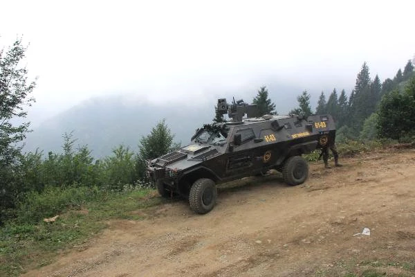 Trabzon'da Ayının Eşelediği PKK Sığınağından Çıkan Mühimmatı Özel Ekip İnceliyor