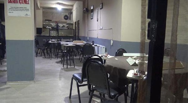 Kahvehane İşletmecisi, Müşterilerinin Gözü Önünde Kafasına Sıktı