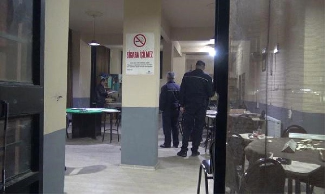 Kahvehane İşletmecisi, Müşterilerinin Gözü Önünde Kafasına Sıktı