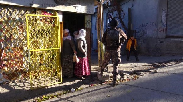 Diyarbakır'da Uygulama Yapan Polislere, Mahalleli Kadınlar Tandır Ekmeği İkram Etti