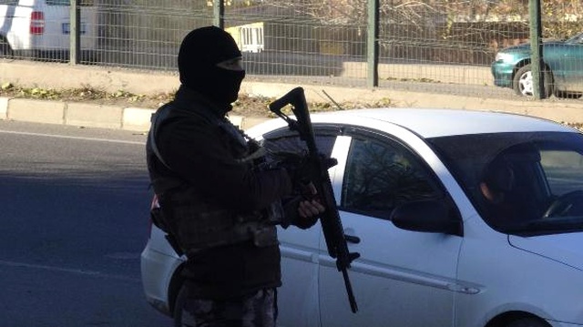 Diyarbakır'da Uygulama Yapan Polislere, Mahalleli Kadınlar Tandır Ekmeği İkram Etti