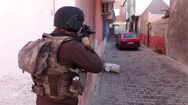 Diyarbakır'da Uygulama Yapan Polislere, Mahalleli Kadınlar Tandır Ekmeği İkram Etti