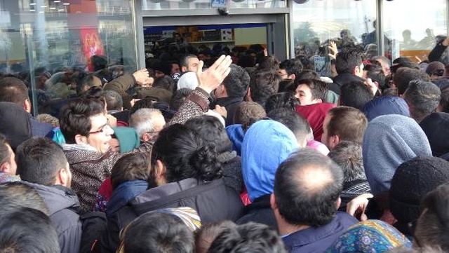 Teknoloji Mağazası Açılışında 'İndirim' İzdiham